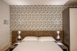 A bed or beds in a room at Colosseo Prestige Rooms