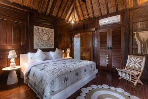 Un ou plusieurs lits dans un hébergement de l'établissement Villa Niyamas Ubud