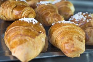 un montón de cruasanes y otros pasteles en una bandeja en B&B Sosta Flegrea en Nápoles