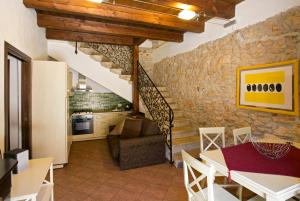 uma cozinha e uma sala de estar com uma escada em Borgo degli Angeli em Balestrate