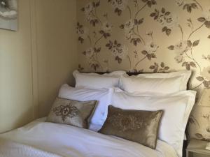 Säng eller sängar i ett rum på Bourton Croft Cottage