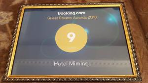 Vottorð, verðlaun, skilti eða annað skjal til sýnis á Hotel Mimino