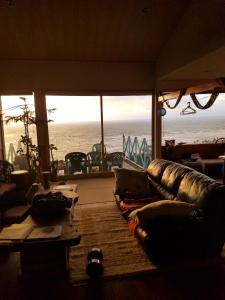 宮崎的住宿－Ocean Home Guest House，带沙发的客厅,享有海景