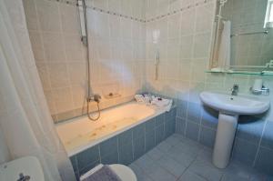 Koupelna v ubytování Stella Hotel + 37 fotografií