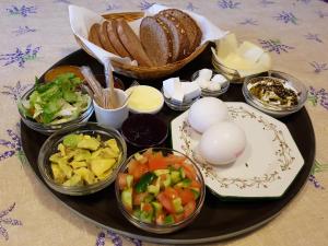 una bandeja de comida con huevos y verduras en una mesa en zimmer cigale, en Odem