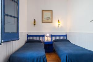 two beds sitting next to each other in a room at Ca l'Estany Clos in Tamariu