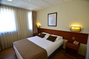 una camera d'albergo con un letto e una finestra di Tur Hotel Santiago a Santiago