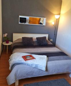 1 dormitorio con 2 camas con una cruz roja en Apartment Ben, en Pula