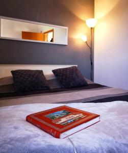 un libro sentado en la parte superior de una cama en Apartment Ben, en Pula