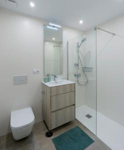 een badkamer met een toilet, een wastafel en een douche bij Benalbeach in Benalmádena