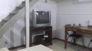 Cette chambre dispose d'un bureau et d'une télévision. dans l'établissement Depto en PH Planta baja al Frente, à Buenos Aires