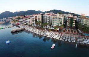 een luchtzicht op een stad met gebouwen en een haven bij Poseidon Hotel - Adult Only in Marmaris