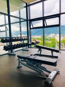 - une salle de sport avec un banc et des haltères dans un bâtiment dans l'établissement 218 Tropicana Georgetown Penang #B30 2BR for 4-7pax温馨窝舒适两房, à George Town