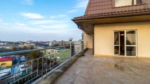 d'un balcon avec vue sur la ville. dans l'établissement Apart39 in the City Centre, à Kaliningrad