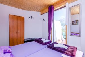 Кровать или кровати в номере Apartments & Rooms Mihajica