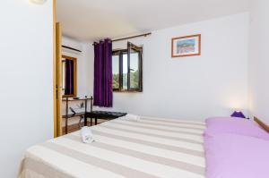 Ein Bett oder Betten in einem Zimmer der Unterkunft Apartments & Rooms Mihajica