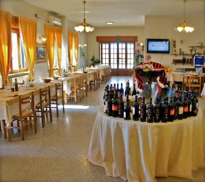 un montón de botellas de vino en una mesa en un restaurante en Hotel Paradiso, en Celano