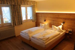 Postel nebo postele na pokoji v ubytování Hotel Bellevue