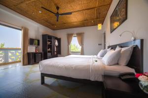 Postel nebo postele na pokoji v ubytování Hoi An Corn Riverside Villa + 37 fotografií