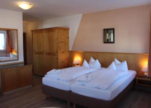 Postel nebo postele na pokoji v ubytování Hotel Bellevue