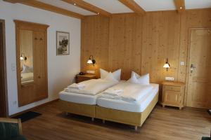 Postel nebo postele na pokoji v ubytování Hotel Bellevue