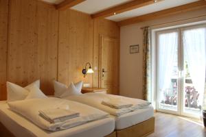 Postel nebo postele na pokoji v ubytování Hotel Bellevue + 37 fotografií