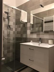 un baño con lavabo y ducha en STABILE139, en Palermo