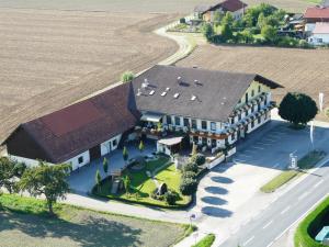 een luchtzicht op een groot huis met een oprit bij Hotel - Garni Mittelpunkt-Europa GmbH in Braunau am Inn