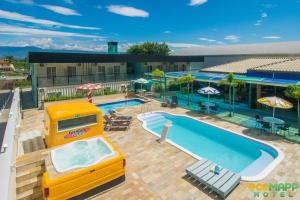 uma vista superior para uma piscina e um resort em EcoMAPP Hotel em Aparecida