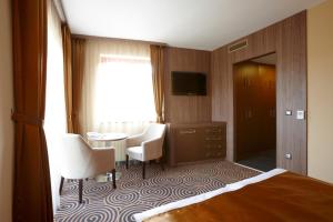 Televízia a/alebo spoločenská miestnosť v ubytovaní Sándor Hotel