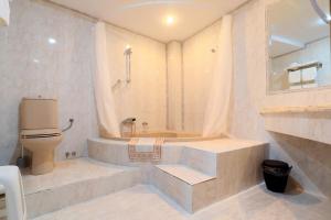 a white bathroom with a tub and a toilet at La Terraza de Alfaros & Parking Gratuito in Córdoba +36 photos