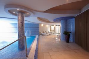 Bazén v ubytování Sándor Hotel nebo v jeho okolí