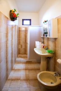 uma casa de banho com um chuveiro, um lavatório e um WC. em Villa Antiche Mura em Empoli