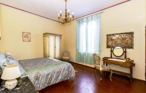 1 dormitorio con cama, mesa y escritorio en Villa Antiche Mura en Empoli