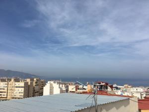 una vista de una ciudad con el océano en el fondo en Hostal Gutierrez, en Ceuta