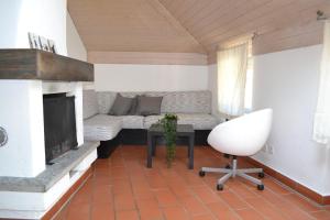 卡斯拉諾的住宿－Mansarda Caslano，带沙发和壁炉的客厅