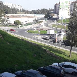 辛特拉的住宿－Rio de Mouro Quartos，山坡上停有汽车的高速公路