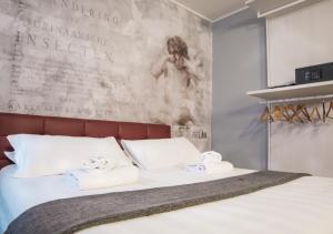 a bedroom with a bed with towels on it at Hotel Cannaregio 2357 in Venice