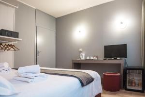 a hotel room with a bed and a tv at Hotel Cannaregio 2357 in Venice