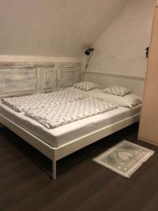 1 cama blanca grande con 2 almohadas en Viktória Inn Tihany, en Tihany