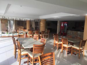 Um restaurante ou outro lugar para comer em Marupiara Suites Flats