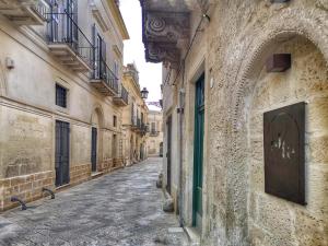 un callejón en un casco antiguo con edificios en Elle Suite, en Lecce