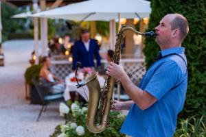 un homme jouant au saxophone lors d'un mariage dans l'établissement Das Moerisch, à Seeboden
