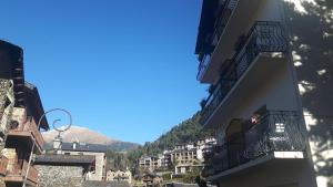 Vista generica sulle montagne o vista sulle montagne dall'interno dell'affittacamere