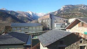 Vista generica sulle montagne o vista sulle montagne dall'interno dell'affittacamere