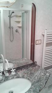Ett badrum på Casa da 2 a 7 posti nelle Piccole Dolomiti