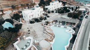 Bazén v ubytování Dreambox Mykonos Suites nebo v jeho okolí