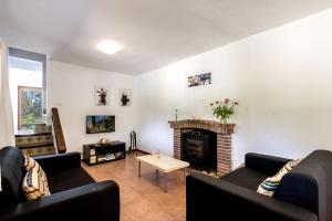 sala de estar con 2 sofás y chimenea en Villa La Palmera By homevillas360, en Pollensa