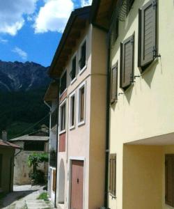 un edificio con una puerta en el costado en Casa da 2 a 7 posti nelle Piccole Dolomiti en Recoaro Terme