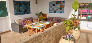 アルムニェーカルにあるTropical Andalusian placeのダイニングルーム(テーブル、椅子、植物付)